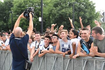 Aficionados de la Juventus de Turn esperando al crack portugus.

