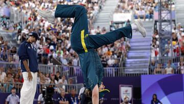 Australia's Rachael Gunn (R), known as Raygun competes against France's Sya Dembele, known as Syssy in the Women's Breaking dance Round robin of the Paris 2024 Olympic Games at La Concorde in Paris, on August 9, 2024. (Photo by Odd ANDERSEN / AFP)
