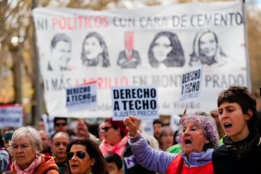 Varias personas durante una manifestación por la vivienda.
Tras varias manifestaciones multitudinarias en diferentes puntos de España, los sindicatos de inquilinas, plataformas por la hipoteca y asambleas contra los desahucios, entre otros colectivos, han convocado la primera manifestación a nivel estatal por el derecho a la vivienda. 