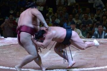 Imágenes de la gran final disputada entre Harumafuji y Kisenosato. El vencedor fue Harumafuji (Mongolia).