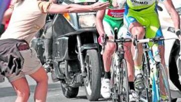 <b>ELISA BASSO. </b>Ivan Basso recibe un bidón de agua de su hermana durante su fuga con Garzelli (detrás).