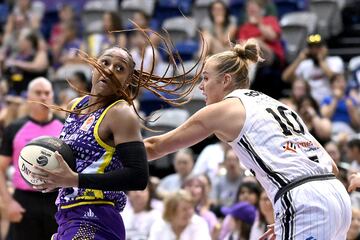 Tiffany Mitchell protege con tal ímpetu su posesión del balón ante la férrea defensa de Kiera Rowe durante el partido de la liga australiana femenina de baloncesto (WNBL) entre Melbourne Boomers y Sydney Flames que incluso parece que la jugadora de los Boomers convierte su cabello en un arma protectora.