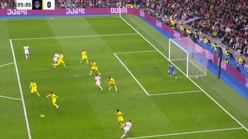 El empujón de Bellingham a Capoue en la jugada del 1-0 del Real Madrid-Villarreal.