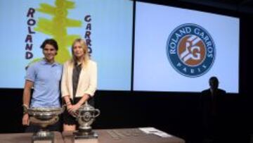 Rafael Nadal y Maria Sharapova, posan para los fotógrafos durante el sorteo de Roland Garros celebrado en París.