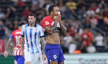 El delantero neerlandés se lamenta tras fallar el penalti, lo detuvo Remiro sin moverse,  que lanzó a lo Panenka.