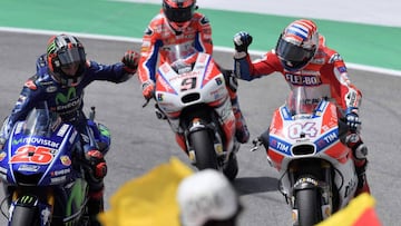 Dovizioso y Maverick celebran su victoria y su segundo puesto en Mugello con Petrucci detr&aacute;s.