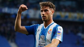 BARCELONA, 04/06/2023.- El delantero del Espanyol Javi Puado celebra su gol ante el Almería durante el encuentro correspondiente a la última jornada de primer división que disputan hoy domingo en el RCD Stadium, en Barcelona. EFE / Andreu Dalmau.
