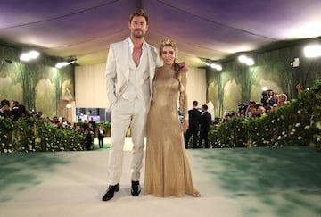 Chris Hemsworth, con un traje de tres piezas y Elsa Pataky con un vestido dorado, ambos de la firma Tom Ford.