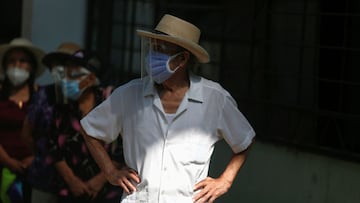 Senior citizens wait to receive a dose of the Pfizer-BioNTech coronavirus disease (COVID-19) vaccine in Lima, Peru March 23, 2021. REUTERS/Sebastian Castaneda