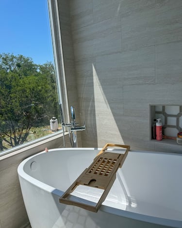 “Bluey”, como así han apodado el contendor marítimo de 48 metros cuadros, incluye una cocina, un baño, un salón y un dormitorio donde duermen los cuatro.