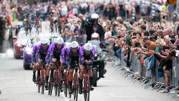 El equipo Burgos-BH compite durante la crono por equipos de Utrecht en la Vuelta a España 2022.