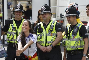 Ambiente de fiesta en las calles de Cardiff