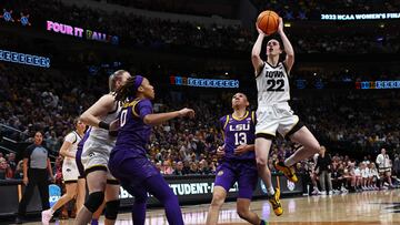 Caitlin Clark, de Iowa Hawkeyes, lanza durante la final del March Madness.