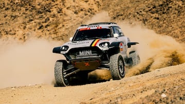 Guillaume de Mevius y Mathieu Baumel, del equipo X-raid Mini JCW, en acción durante la etapa prólogo del Rally Dakar 2025.