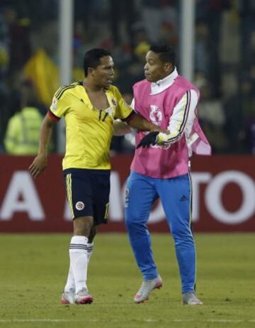 CA111. SANTIAGO DE CHILE (CHILE). 17/06/2015.- El delantero colombiano Carlos Bacca (i) al término del partido Brasil-Colombia, del Grupo C de la Copa América de Chile 2015, en el Estadio Monumental David Arellano de Santiago de Chile, Chile, hoy 17 de junio de 2015. EFE/Felipe Trueba