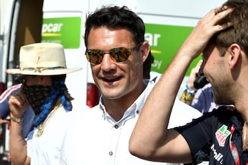 El jugador neozelandés de rugby Dan Carter camina por el pit lane del Gran Premio de Mónaco.
