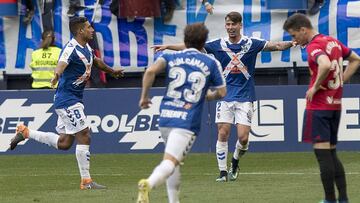 Los jugadores del Tenerife celebran un gol.