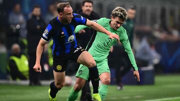 Inter Milan's Brazilian defender #30 Carlos Augusto (L) fights for the ball with Atletico Madrid's French forward #07 Antoine Griezmann during the UEFA Champions League last 16 first leg football match Inter Milan vs Atletico Madrid at the San Siro stadium in Milan on February 20, 2024. (Photo by Marco BERTORELLO / AFP)