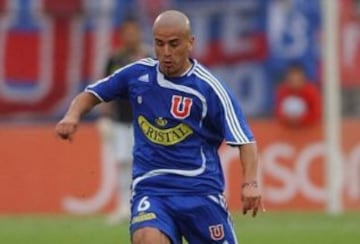 El 'Kike' jugó en Universidad Católica entre los años 2000 y 2002, y también entre el 2004 y 2005. Después estuvo en Universidad de CHile, el 2007. 