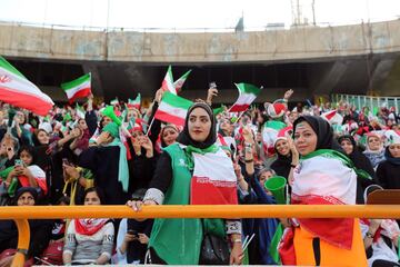 Seguidoras iraníes animan a la Selección de su país en el Estadio Azazi en Teherán. Irán venció 14-0 a Camboya en la fase de grupos de clasificación para el Mundial de 2022.