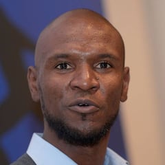Abidal y Planes llegan al Barça con cuatro personas más