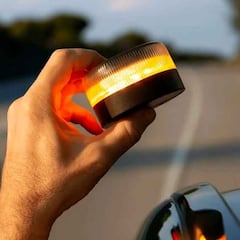 Ni turismos ni furgonetas: este es el único vehículo que no puede llevar la baliza V-16 en el techo, según la DGT