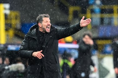 Diego Pablo Simeone da indicaciones bajo la intensa lluvia que cayó durante la primera parte del partido.