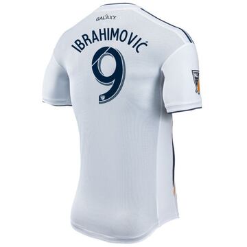 La camiseta que Ibrahimovic utilizará durante la temporada 2018 con el LA Galaxy es de las más solicitadas con el legendario número 9 del atacante sueco. 