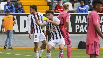 Los jugadores del Badajoz celebran un gol contra el Real Madrid Castilla.