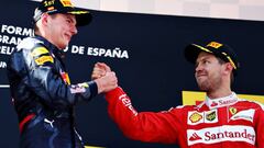 Vettel saluda a Verstappen en el podio de España.
