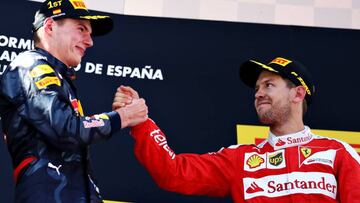 Vettel saluda a Verstappen en el podio de España.