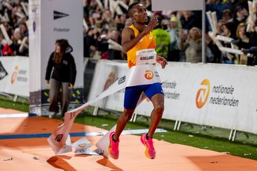El atleta etíope Berihu Aregawi fue el primero que atravesó la meta en el Estadio de Vallecas dejando el crono en 27 minutos y 15 segundos. 