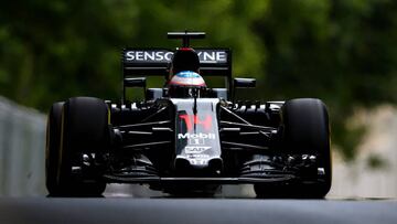 Fernando Alonso con el McLaren en Bakú.