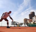 Nadal juega contra la historia sobre la tierra de Montecarlo