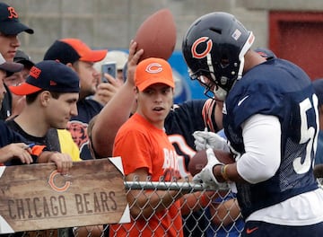 El linebacker se dio tiempo para firmar unos autógrafos a los aficionados que fueron al inicio del training camp.