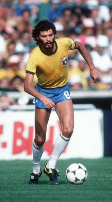 ‘El Doctor’ Sócrates Brasileiro, elegante mediocampista de Brasil en los Mundiales de España 82 y México 86. Nacido en Belém de Pará, el 19 de febrero de 1954 y fallecido en Sao Paulo, el 4 de diciembre de 2011, es considerado como uno de los mejores medios de la verdeamarelha. Es recordado también por su fuerte posición política. En la final del torneo paulista del 83 entre Corinthians y el Sao Paulo, saltó con una camiseta que decía: "Ganar o perder, pero siempre con democracia".