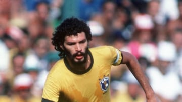 ‘El Doctor’ Sócrates Brasileiro, elegante mediocampista de Brasil en los Mundiales de España 82 y México 86. Nacido en Belém de Pará, el 19 de febrero de 1954 y fallecido en Sao Paulo, el 4 de diciembre de 2011, es considerado como uno de los mejores medios de la verdeamarelha. Es recordado también por su fuerte posición política. En la final del torneo paulista del 83 entre Corinthians y el Sao Paulo, saltó con una camiseta que decía: "Ganar o perder, pero siempre con democracia".