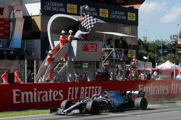 Lewis Hamilton cruzando la linea de meta