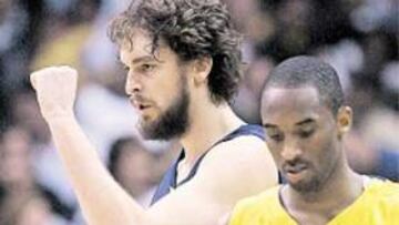 <b>SUPERIOR. </b>Gasol celebra el triunfo ante un cabizbajo Bryant.