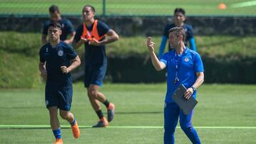 Pedro Caixinha dirige un entrenamiento de Cruz Azul previo a la jornada 12 del Clausura 2018.