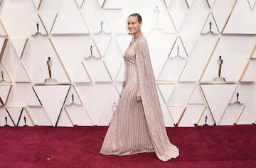 Brie Larson pasó por la alfombra con un vestido de escote en pico y con abertura en la pierna. Muy visto ya la capa, pero hay que reconocer que esta guapa y elegante. Lleva el pelo recogido y las únicas joyas son dos pendientes. 