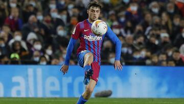 Pedri, en una acción del partido ante el Athletic.