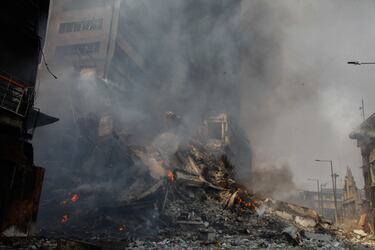 Los restos del edificio de 25 plantas de Great Nigeria Insurance (GNI) se encuentran en la calle Martins de Lagos, Nigeria.