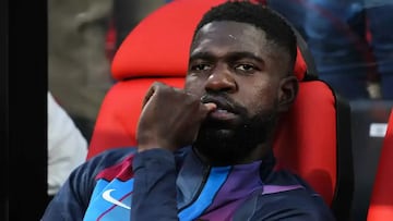 Samuel Umtiti, jugador del FC Barcelona, se sienta en el banquillo antes de un partido.