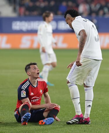 Ante Budimir y Éder Militão tras una acción entre ambos jugadores.