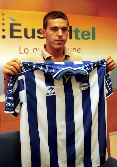 De 1999 a 2001 a 2001, 2001, ele vestindo uma camisa Alavees de 2001 a 2001. Vestida em 2002 a 2004. 