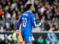 Real Madrid busca ganarle a la Real Sociedad para ponerse, al menos momentáneamente, en la cima de LaLiga EA Sports, aprovechando que el Barça juega hasta el lunes y vienen de una goleada frente al Atlético.