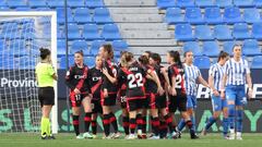 Las jugadoras del Rayo festejan uno de los dos foles del partido.