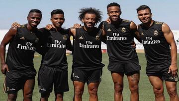 Vinicius, Rodrygo, Marcelo, Militao y Casemiro, posando en Valdebebas.