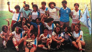 Las jugadoras del equipo gallego del Karbo celebran el t&iacute;tulo de la Copa de la Reina de 1981.